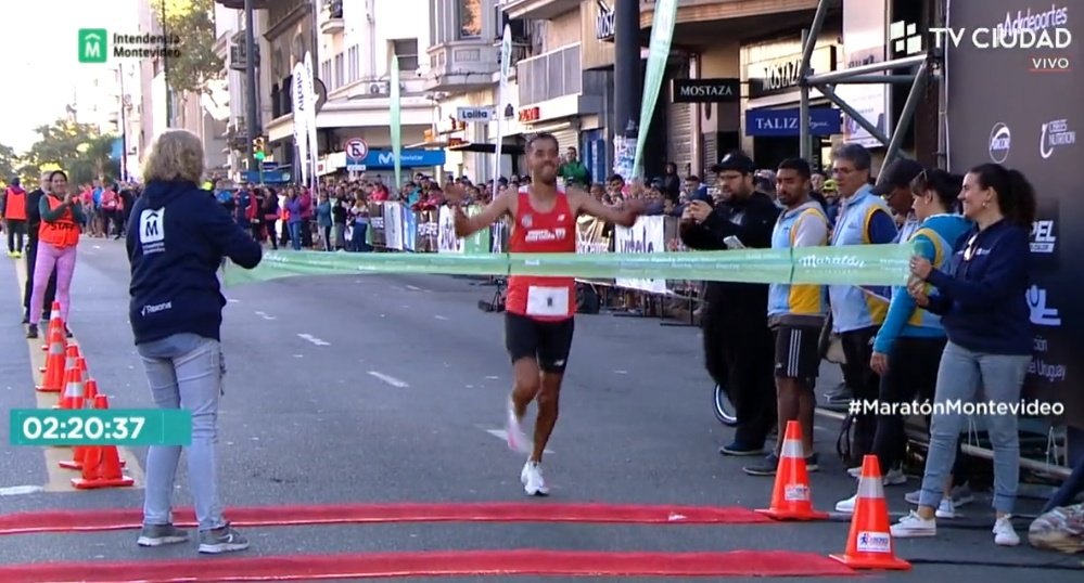 juanjoacevedo7's tweet photo. Nicolás Cuestas ganó la Maratón de Montevideo con un tiempo de 2 hrs con 20 minutos.

El atleta en julio participará en Oregon en su tercer mundial de atletismo.

Viene en un buen momento luego de batir este año por segunda vez el récord nacional con 2:11:03 en Sevilla. https://t.co/dLHn5TNvNr