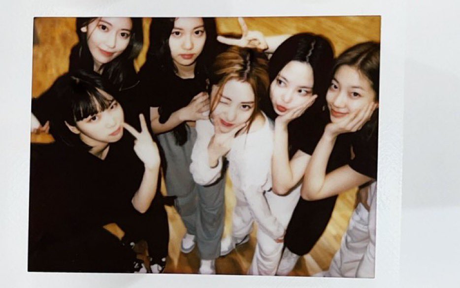 LYSSOFLIFE's tweet photo. #AESPALYS 10 MINUTES UNTIL #FEARLESS M/V! https://t.co/Sm05JKcWHU
