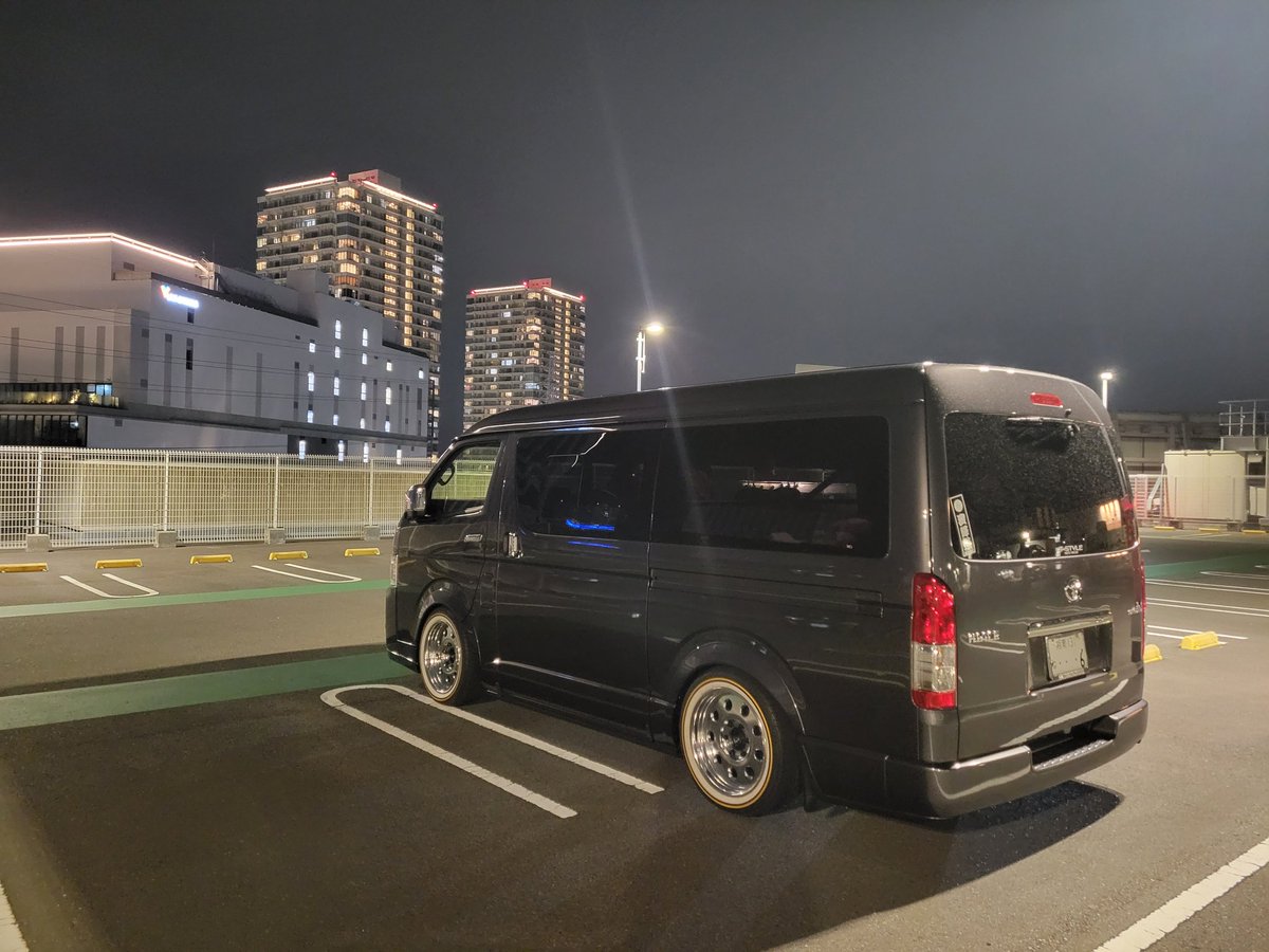 kenkentucky's tweet photo. 高層ビル?の背景はあまり似合わないな〜🤭
#ハイエース #ハイエースワイド #tstyle #ミニバン #ガンメタワイド #1g3 #車中泊 #kicker #kickeraudio #jbl #solobaric https://t.co/VYEJ4OI4Aw