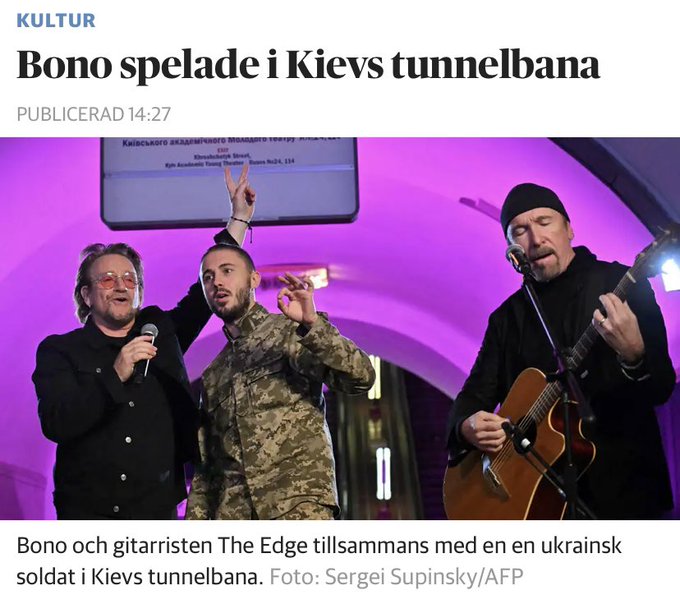 Screenshot from DN showing Bono and the Edge playing in the Kyiv subway