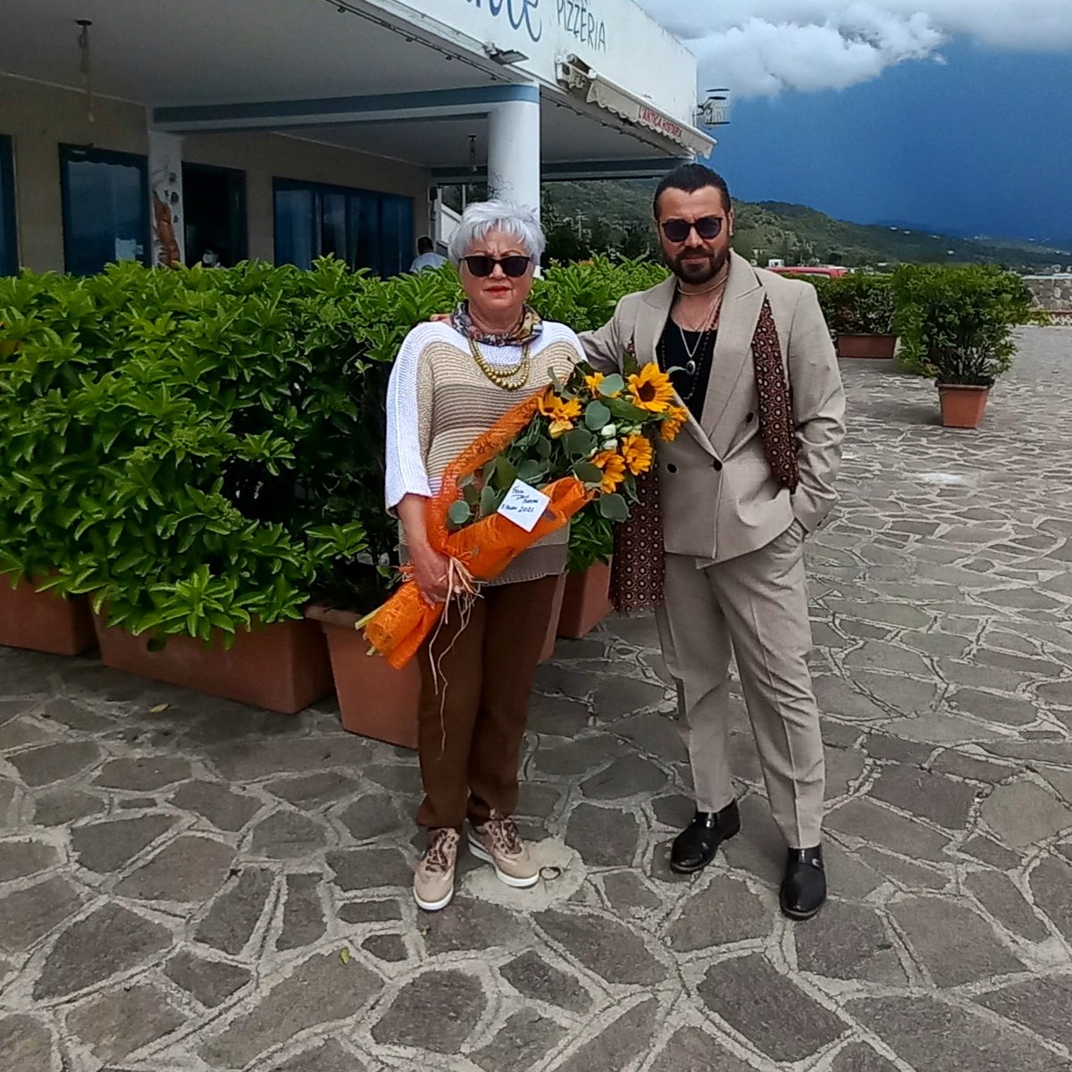 chefdeiprofumi's tweet photo. 27 anni di differenza.
E ancora facciamo a gara chi è più in forma. 
Auguri a tutte le mamme del mondo.
#lochefdeiprofumi https://t.co/rEzBWdwzD5