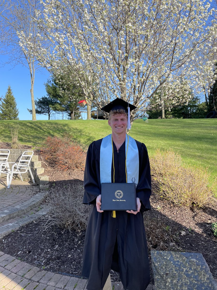 PeacockHoops's tweet photo. ✅Graduated

One more accolade, for a special group of seniors. 🎓🎓

#PeacockHoops | #Family https://t.co/nHd4SPLdBh