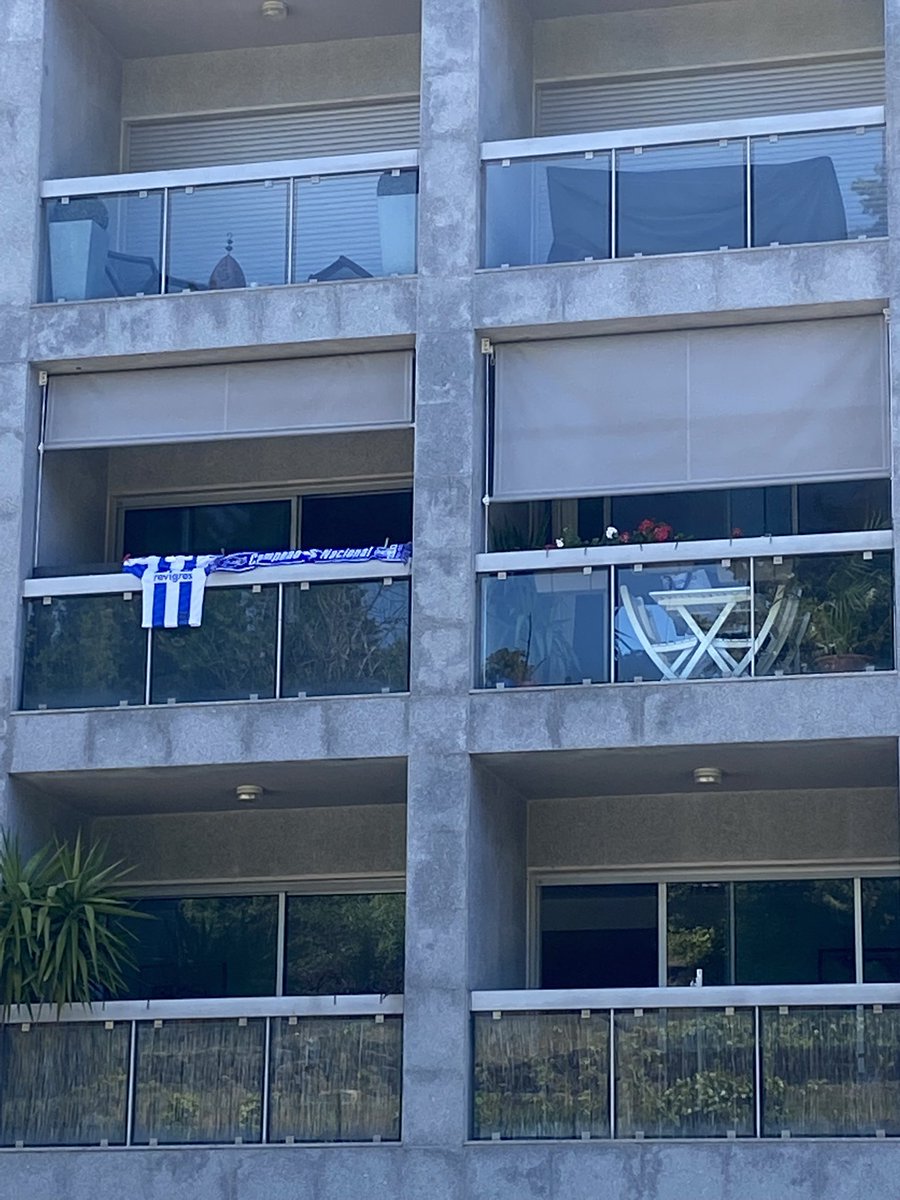 Hoje a nossa varanda está mais azul. Decorada pela Junior lá de casa.