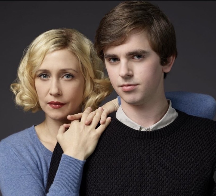 mirlapradoo's tweet photo. Se sua mãe merece parabéns pelo dia das mães imagine a “pobi” da Vera Farmiga que que foi mãe desses dois. https://t.co/2r4z2PBhnY
