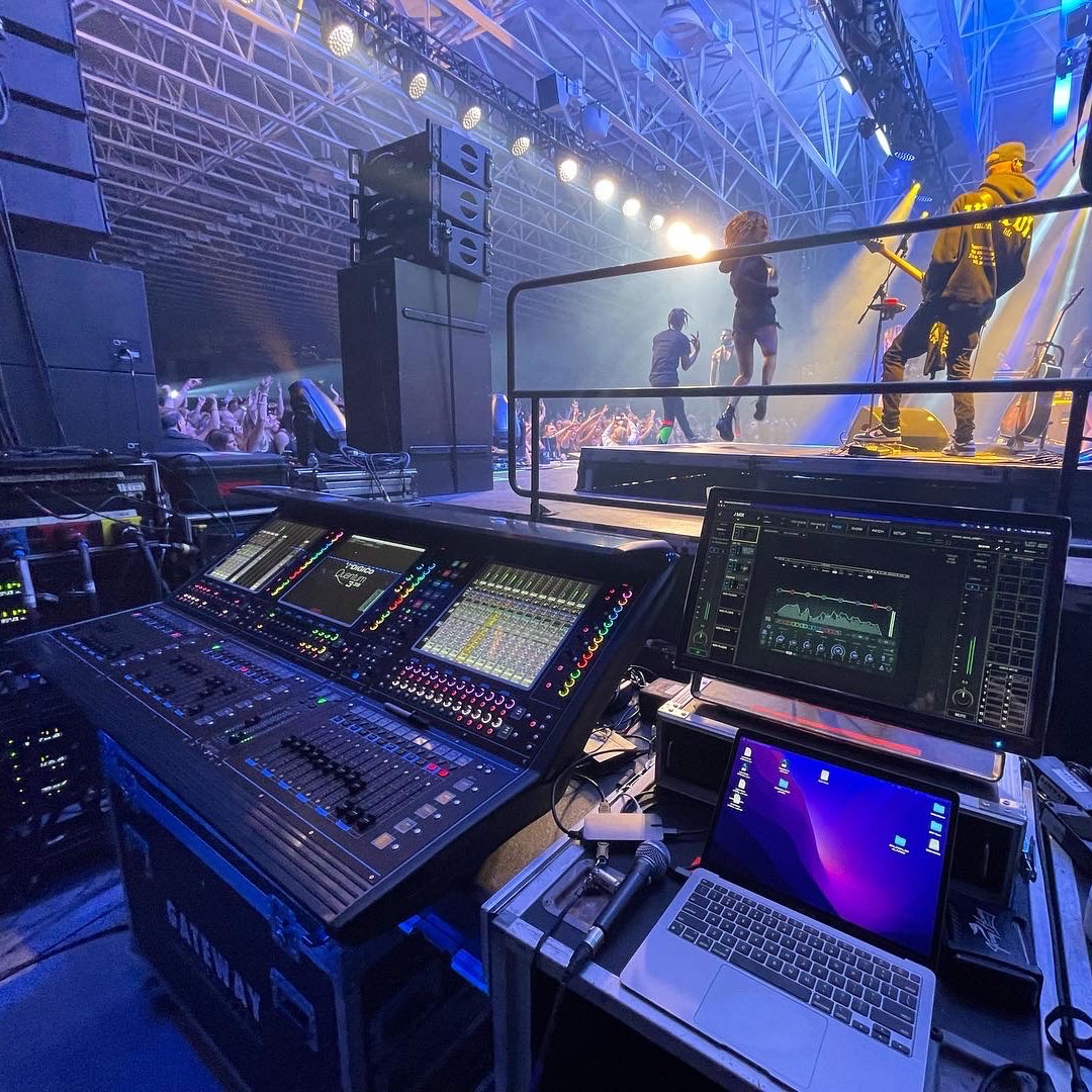 WavesAudioLtd's tweet photo. Behind the scenes with SuperRack! 🔥 A stunning shot from @evanlineberry on the @jasonderulo show at Merrimack College! 🤩
🤔 LEARN MORE ABOUT SUPERRACK: https://t.co/xRawYhiA0z

#WavesAudio #WavesPlugins #WavesLive https://t.co/q3pG4IR5bR
