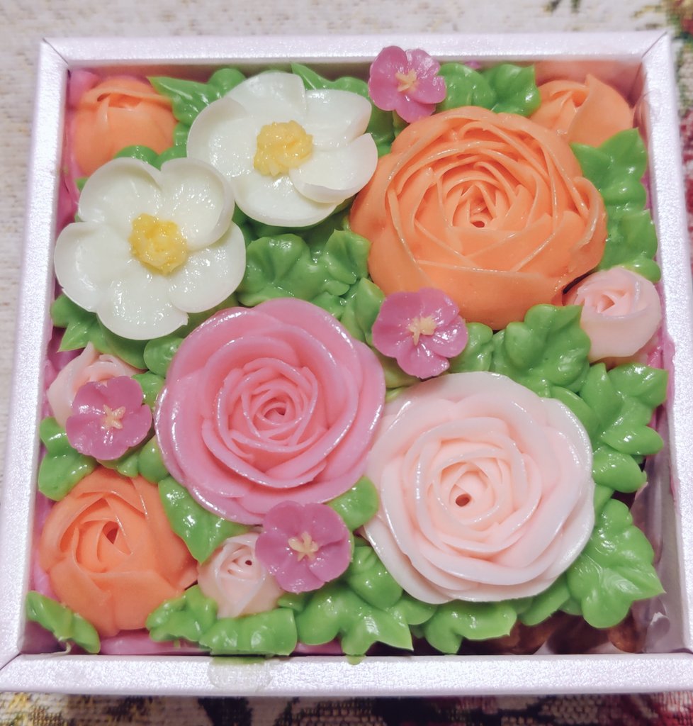 ロミリン 食べられる お花 ケーキ お花はバタークリームあっさりで クリーミー スポンジはキャロットケーキ クランベリーにシナモンが効いてて 美味しかったぁ T Co bygnvi2i Twitter