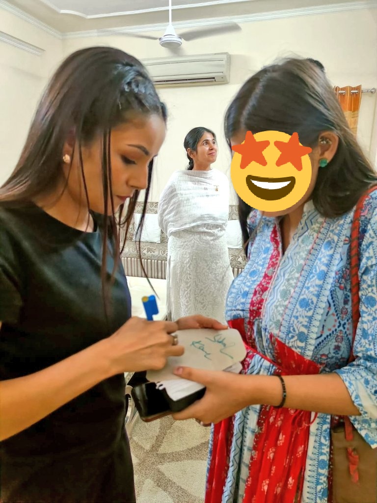ZaraOfficialFC's tweet photo. "My Autograph Moment "
My Autograph Papers were Tore by somebody there so i took it on a sandwich plate and turned it as my beautiful memory forever ...๐ฅน๐๐น๐งฟ
Never smiled that much in my whole life ๐บ๐
#ShehnaazGill #AutographMemory https://t.co/pWNBe2nepq