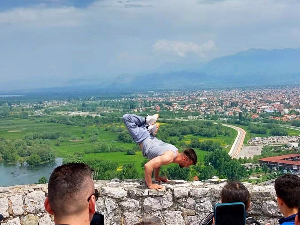 BesaraPodgorica's tweet photo. #KalajaRozafa u kthye në arenë sportive në mbështetje të sportistit Safet Plangaj, me aftësi ndryshe që realizoi 21 pompa vertikale në muret #Rozafa duke aspiruar rekord guinness, si sportisti që realizon për herë të parë një performancë në akrobacinë aventuriere.Suksese kampion! https://t.co/hPpY0epZlU