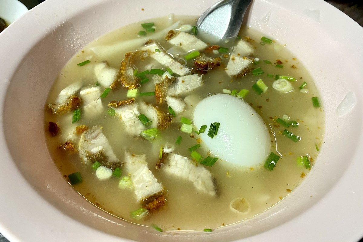 aroiguru's tweet photo. มาเยาวราชพลาดไม่ได้ 😋 ก๋วยจั๊บอ้วนโภชนา (หน้าโรงหนัง) ซดซุปใสร้อนๆ เผ็ดแซ่บหอมพริกไทยสุด หมูกรอบอร่อย 😍 ให้มาเน้นๆ สั่งกระเพาะปลาร้านข้างหน้ามากินไปด้วย เดินเยาวราชทีไรต้องแวะร้านนี้ประจำ 

#อร่อยบอกต่อ #อร่อยไปแดก @aroii @hungrybearrrr 

#streetfood #yaowarat #kwaychap https://t.co/8zOghWjyDk