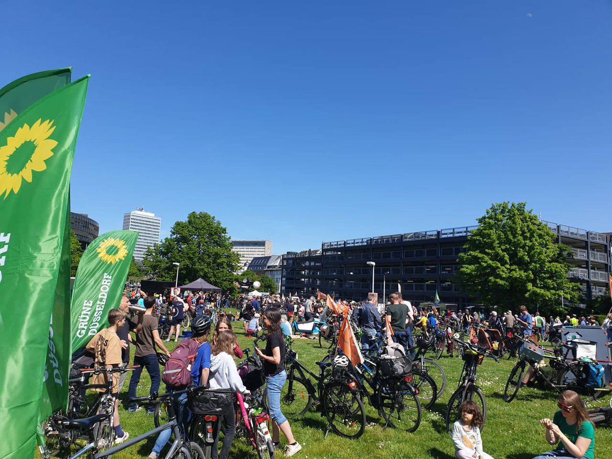 🚲 Tausende von Radlerinnen und Radlern heute Nachmittag bei der Radsternfahrt für die #VerkehrswendeJetztNRW in Düsseldorf vorm <a href="/Landtag_NRW/">Landtag NRW</a>. 👉Ziel ist klar: Eine bessere Verkehrspolitik für #NRW nach dem 15.Mai 🗳 <a href="/ADFCNRW/">ADFC NRW</a> 🚲🚲🚲 Fotocredits: <a href="/lu_mielczarek/">Lukas Mielczarek</a> + <a href="/Firat_Yaksan/">Firat Yakşan 🇪🇺</a>