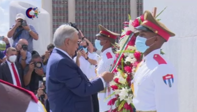 RPolancoF's tweet photo. #Cuba, invocada en entrañable gesto por @lopezobrador_ como Premio de la Dignidad y Patrimonio de la Humanidad, recibe al Presidente de #México con un abrazo fraterno. https://t.co/scKQYGPTDm