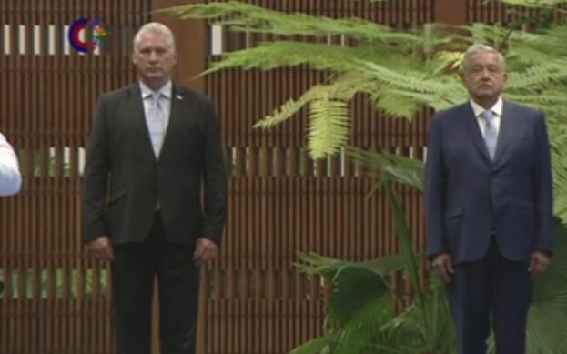 RPolancoF's tweet photo. #Cuba, invocada en entrañable gesto por @lopezobrador_ como Premio de la Dignidad y Patrimonio de la Humanidad, recibe al Presidente de #México con un abrazo fraterno. https://t.co/scKQYGPTDm