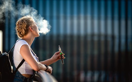 PNS_News's tweet photo. The vaporized liquid found in e-cigarettes or 'vapes' commonly leads to chronically dry mouth and an increased risk for tooth decay, research shows.
https://t.co/TNewvjN213 https://t.co/SDyKutjtSI