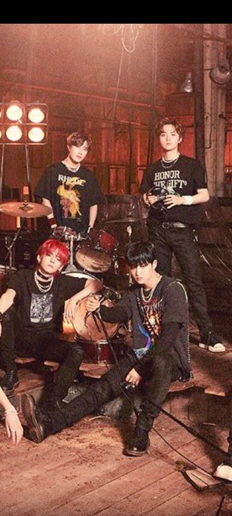 tiiiiiiisa's tweet photo. DARARI band remix yang kemarin di konser kah??? 😎😎😎 killer sekali.

Meskipun suka ngadi-ngadi yaa, lagu romance dibuat rockstar dangdutan. Tp kece paraaaaahhh. Apa lagi kalo ORANGE JUGA DI UPDGRADE seperti konser kemarin gelaaaak seehh pecah #DARARI #TREASURE #COMEBACKTREASURE https://t.co/YDZlc2Q9jE
