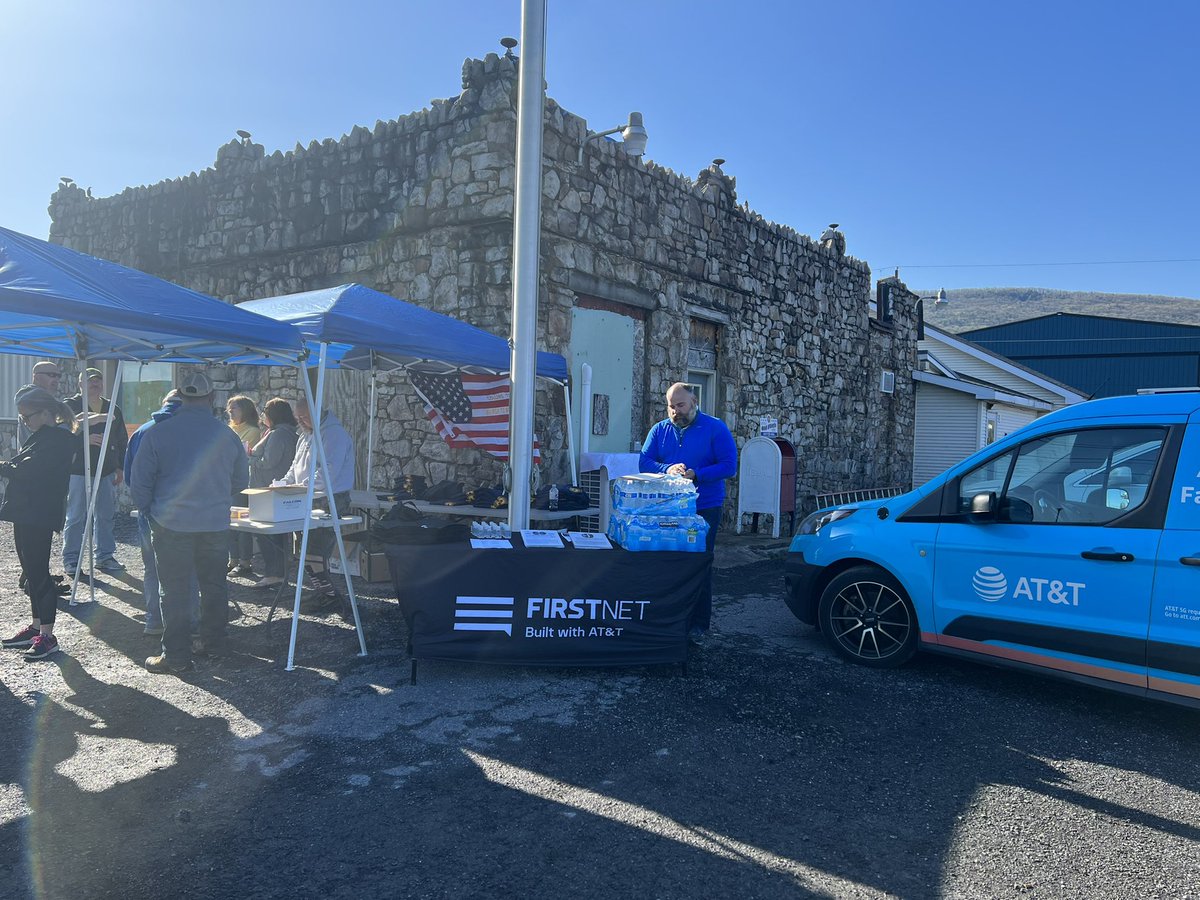 Set up at the Bridge to Bridge 10K run supporting our military &amp; veteran #SignatureStrong @TheREALkARtel3 <a href="/yoder2/">James Yoder</a> @Life_at_TWE @SignatureGoat @BrianWest_OHPA