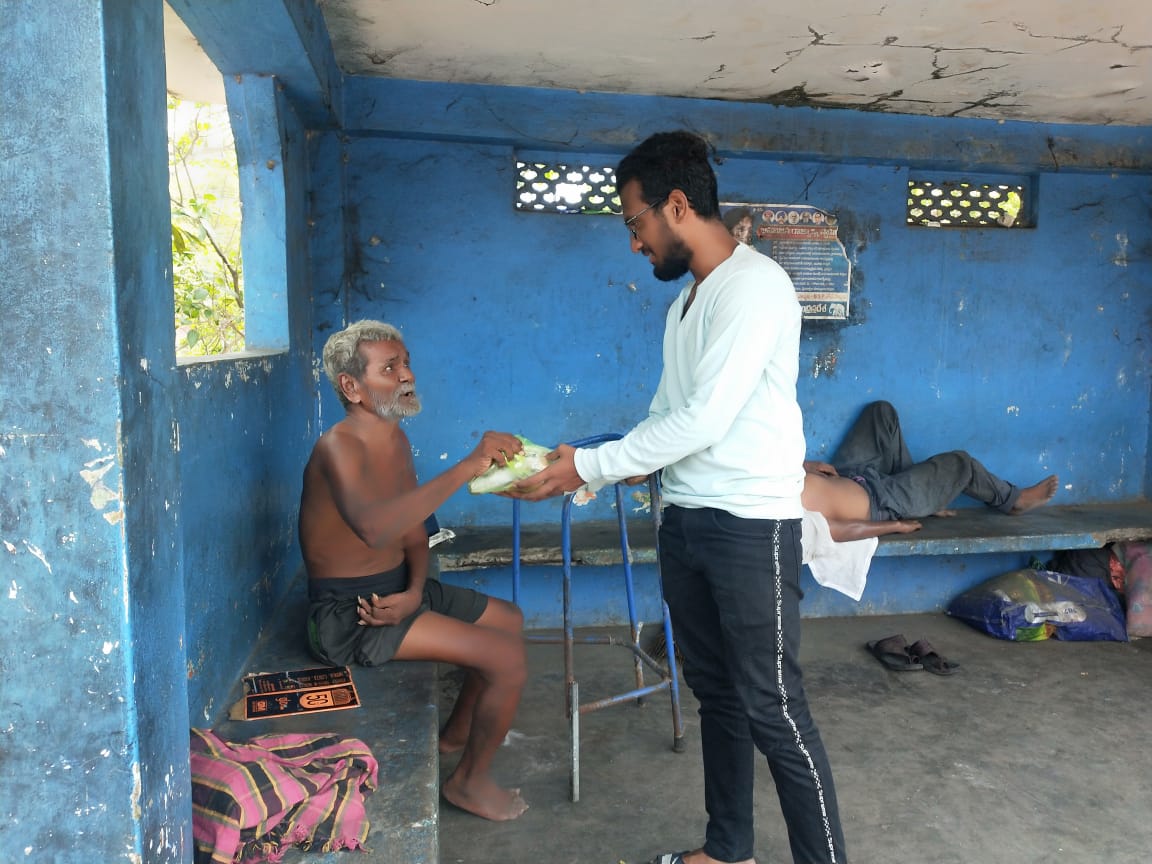 MemuSaithamJSP's tweet photo. శ్రీ పవన్ కల్యాణ్ గారి స్ఫూర్తితో ఈ ఆదివారం(1/5/22) పాలకొల్లు నియోజకవర్గ పరిధిలోని "మేము సైతం జనసేన" టీమ్ రోడ్డు పక్కన ఉండే పేదలకు అన్నదానం చేయడం జరిగింది🙏✊✊
జై పవన్ కల్యాణ్ 🙏
జై జనసేన✊
జై హింద్🇮🇳
#Week68
@JanaSenaParty @PawanKalyan
#MemuSaithamJanaSena https://t.co/L64R30nizU