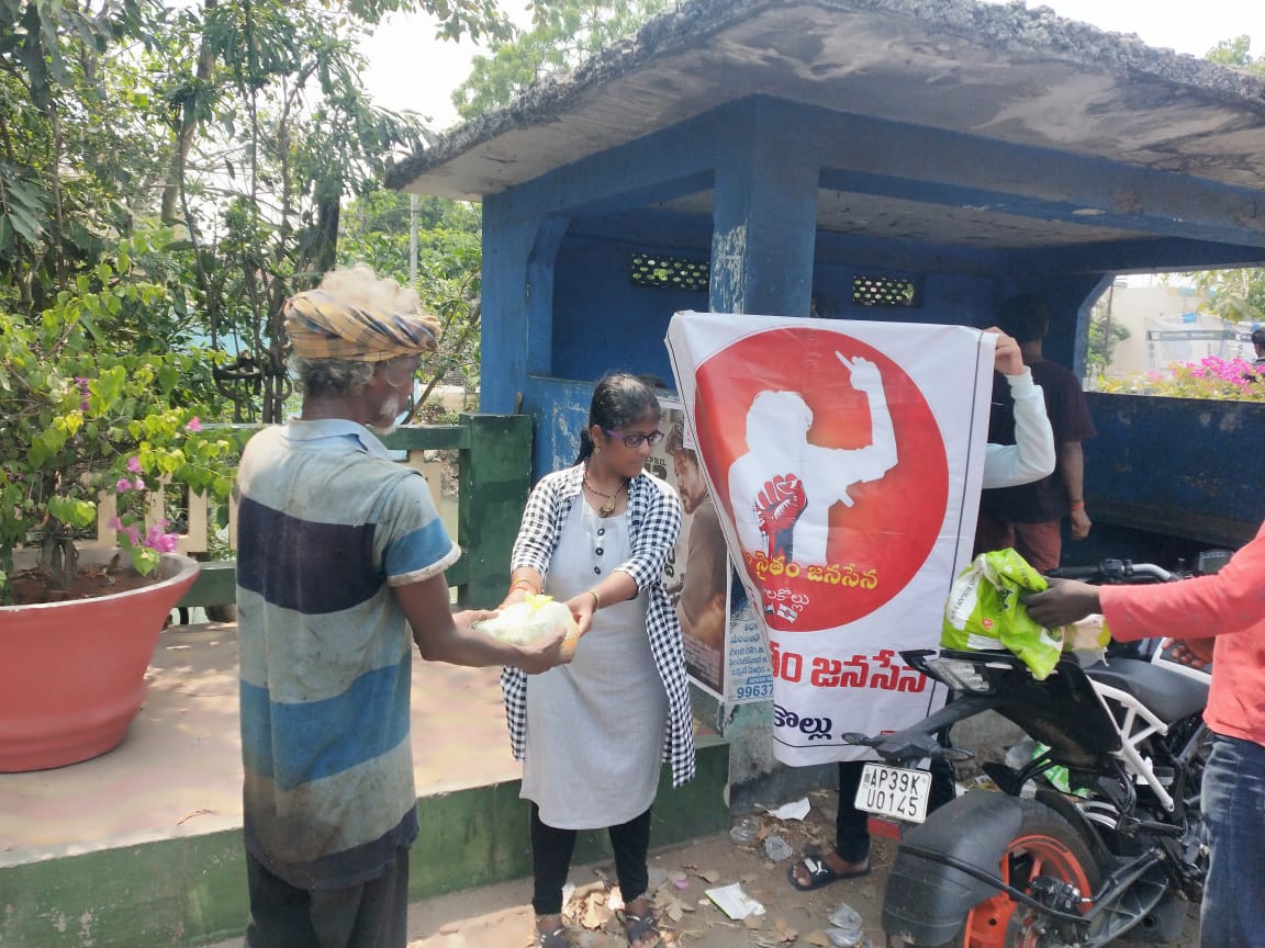 MemuSaithamJSP's tweet photo. శ్రీ పవన్ కల్యాణ్ గారి స్ఫూర్తితో ఈ ఆదివారం(1/5/22) పాలకొల్లు నియోజకవర్గ పరిధిలోని "మేము సైతం జనసేన" టీమ్ రోడ్డు పక్కన ఉండే పేదలకు అన్నదానం చేయడం జరిగింది🙏✊✊
జై పవన్ కల్యాణ్ 🙏
జై జనసేన✊
జై హింద్🇮🇳
#Week68
@JanaSenaParty @PawanKalyan
#MemuSaithamJanaSena https://t.co/L64R30nizU