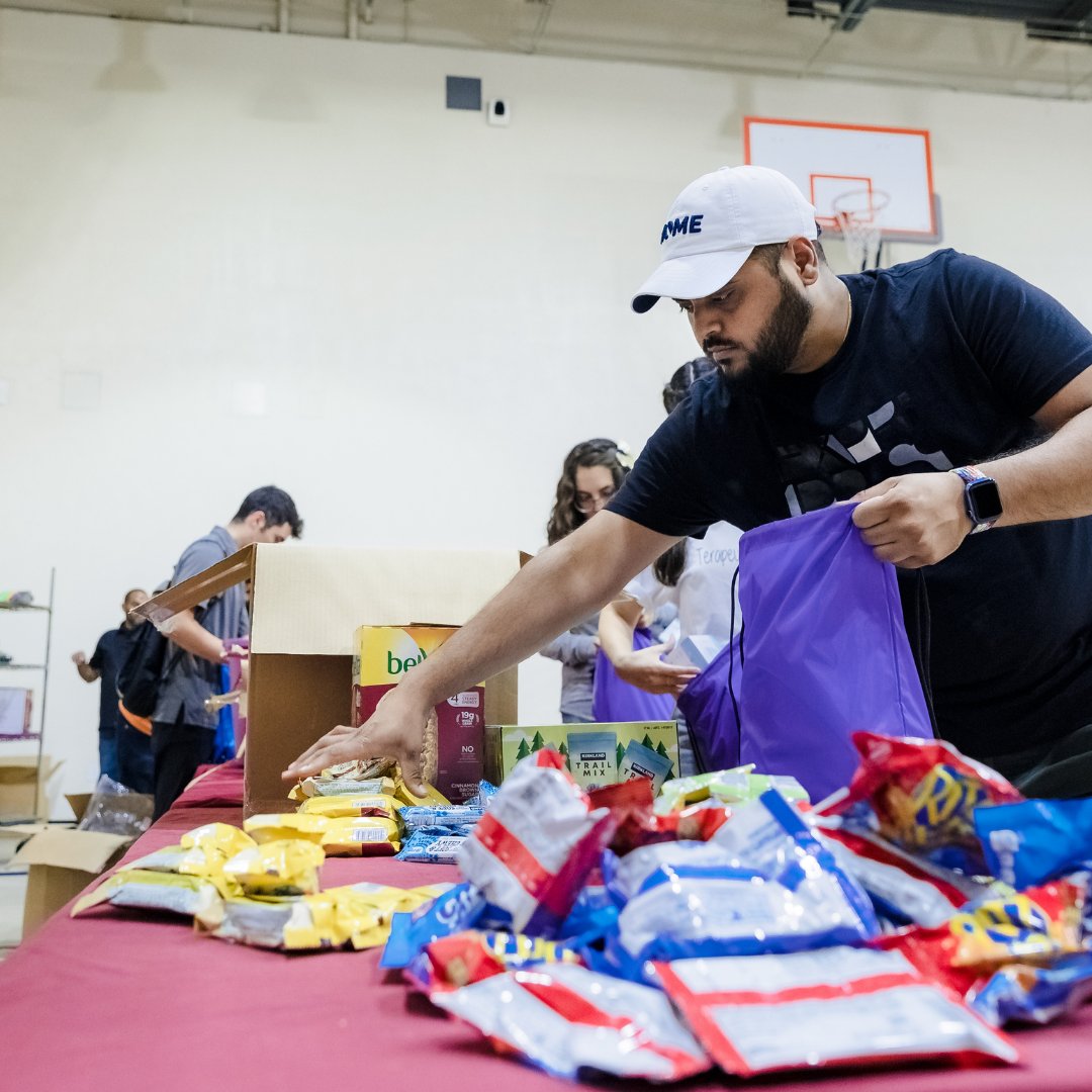 bapslosangeles's tweet photo. Last weekend, volunteers from the community gathered at @bapslosangeles to assemble 200 care kits for the unhoused on Skid Row. The kits include socks, dental and hygiene supplies, electrolyte solution, PPE, snacks &amp; much more.  Thank you to our wonderful volunteers! https://t.co/FVIPHMxZoQ