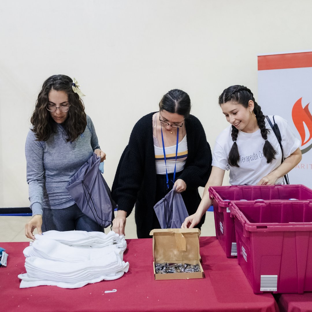 bapslosangeles's tweet photo. Last weekend, volunteers from the community gathered at @bapslosangeles to assemble 200 care kits for the unhoused on Skid Row. The kits include socks, dental and hygiene supplies, electrolyte solution, PPE, snacks &amp; much more.  Thank you to our wonderful volunteers! https://t.co/FVIPHMxZoQ