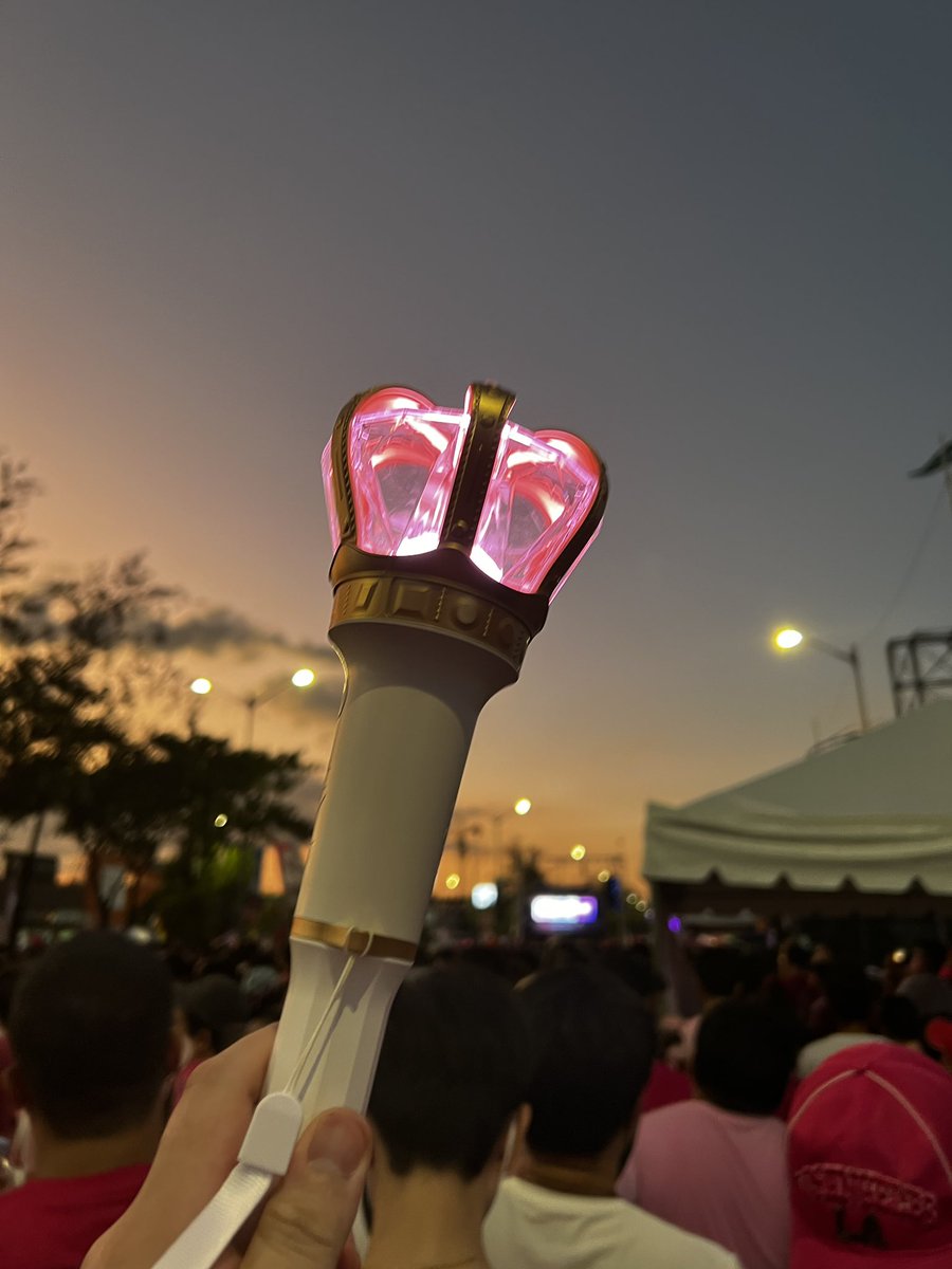 loonatheph's tweet photo. [#LetsPaintTheTownPink] You all know where we stand. Let’s make the right choice tomorrow, Filorbits. #Orbits4LENI #OrbitsForLeni 🌸 https://t.co/vhqPJTUA5d