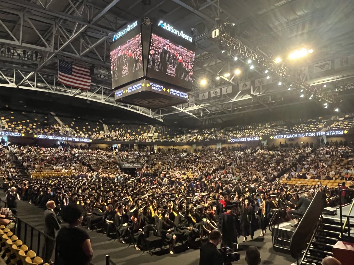 ValenciaJobs's tweet photo. Congratulations to our #ValenciaGrads! We couldn’t be more proud of your hard work and perseverance. And Happy Mother’s Day to all #mothers who are graduating &amp; moms #celebrating their #grads today! #OurValencia #ProudAlumni #Classof2022 #MothersDay2022 #valenciagrad https://t.co/zczCqLrIdW