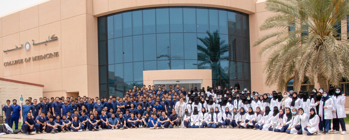 KfuMed221's tweet photo. مع قرب انتهاء أولى خطواتنا نُشارككم صورتنا الجماعية الاولى!
دُمتم مجتمعين بقلبٍ واحد وروحٌ واحِدة 🤍#Med221 https://t.co/PlHKmce4hN