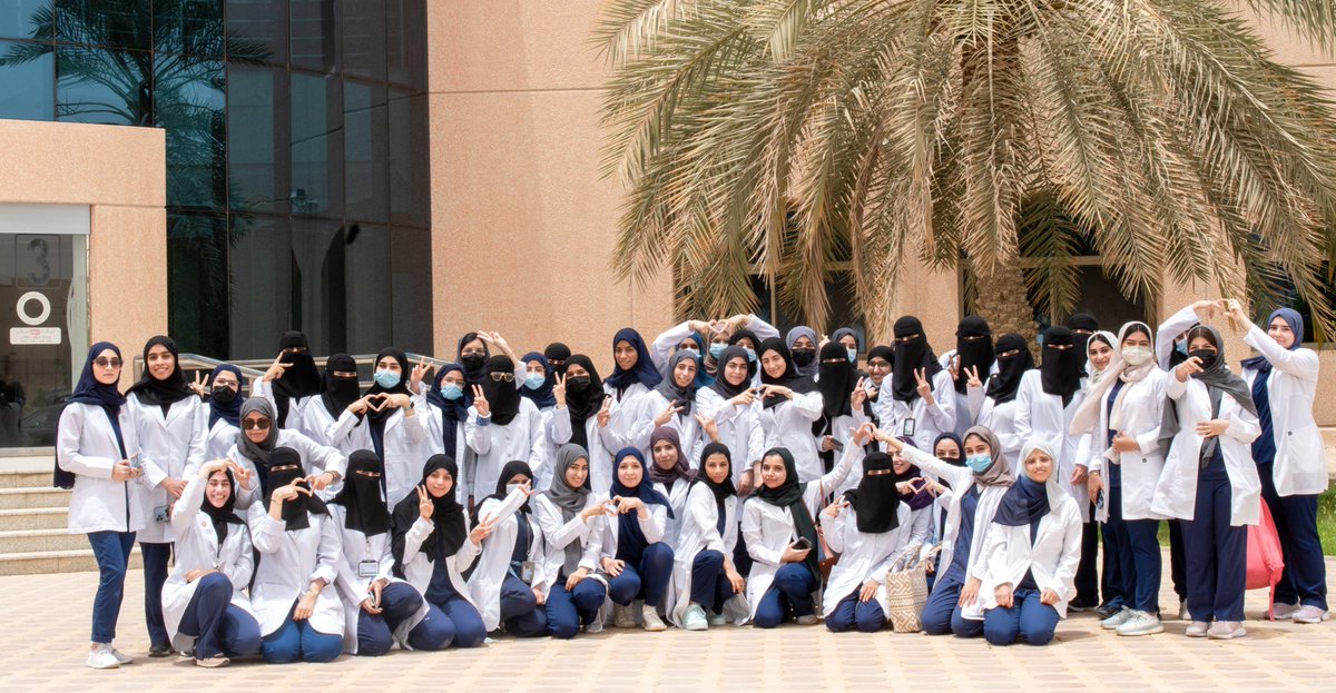 KfuMed221's tweet photo. مع قرب انتهاء أولى خطواتنا نُشارككم صورتنا الجماعية الاولى!
دُمتم مجتمعين بقلبٍ واحد وروحٌ واحِدة 🤍#Med221 https://t.co/PlHKmce4hN