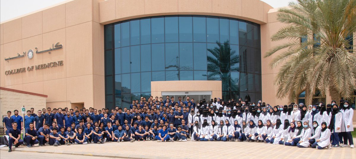 KfuMed221's tweet photo. مع قرب انتهاء أولى خطواتنا نُشارككم صورتنا الجماعية الاولى!
دُمتم مجتمعين بقلبٍ واحد وروحٌ واحِدة 🤍#Med221 https://t.co/PlHKmce4hN