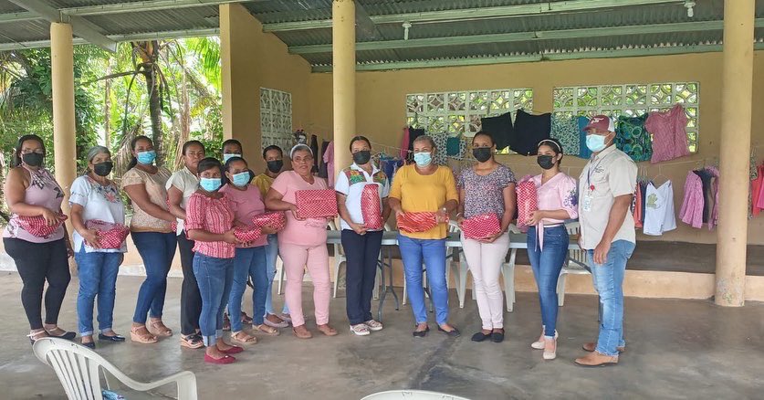 InadehOficial's tweet photo. 📍Veraguas| Mujeres de la comunidad de Buena Vista en Montijo culminaron satisfactoriamente el curso de Confección de Faldas y Blusas Básico con la Instructora Cecilia Valdés.
#INADEHContigo
#INADEHTeCapacita https://t.co/AmXIpS3VX5