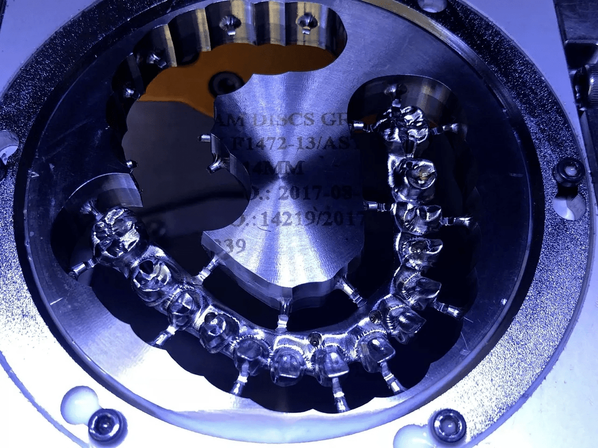DigitalEdgeLab's tweet photo. Our proprietary #CAD/#CAM processes &amp; workflows, along with smart manufacturing ensures predictable outcomes. Digital Edge's highly skilled &amp; dedicated team is committed to design, manufacture, and deliver state-of-the-art #FullArchFixedHybrid solutions. https://t.co/s7QKB93Ico https://t.co/YFvAnIFoAc