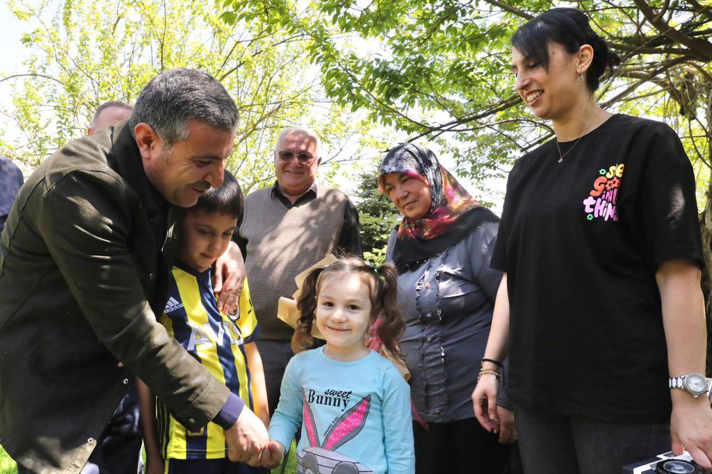Valimiz Sayın Cevdet ATAY, Vali Yardımcımız @gurbuzsaltas, Kaynaşlı Kaymakamı Mustafa İkbal Eşki, İl Müdürümüz Ercan ÖZTÜRK ile birlikte, Anneler Günü münasebetiyle, Şehit Polis Memuru Sabri Altınbaş'ın ailesini Kaynaşlı Darıyeri Yörükler köyündeki evlerinde ziyaret ettiler.