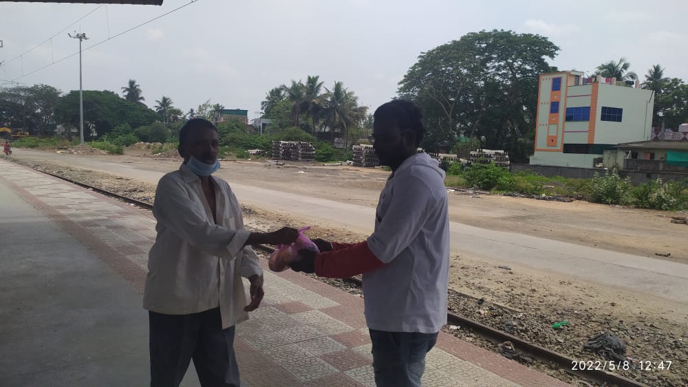 MemuSaithamJSP's tweet photo. శ్రీ పవన్ కల్యాణ్ గారి స్ఫూర్తితో ఈ ఆదివారం(8/5/22) పాలకొల్లు నియోజకవర్గ పరిధిలోని "మేము సైతం జనసేన" టీమ్ రోడ్డు పక్కన ఉండే పేదలకు అన్నదానం చేయడం జరిగింది🙏✊✊
జై పవన్ కల్యాణ్ 🙏
జై జనసేన✊
జై హింద్🇮🇳
#Week69
@JanaSenaParty @PawanKalyan
#MemuSaithamJanaSena https://t.co/lPanuOHkPH