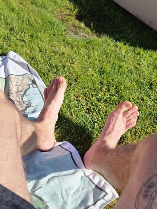 Slave_of_Alphas's tweet photo. @BadexOfficial ist ein geiler AlphaKing. Dieser junge Gott macht worauf er bock hat. Neben seinem perfekten Körper hat dieser Top auch noch geile Füße. Mal an diese geilen Treter zu kommen und sie zu schmecken ist ein Traum. Folgt diesem Gott und schickt ihm Geschenke. Traummann https://t.co/yZzZljEIS8