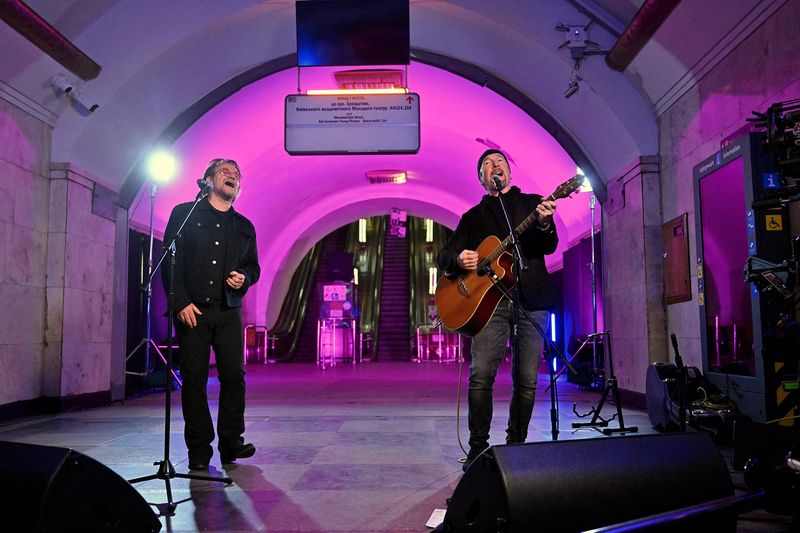 Bono and the Edge, on acoustic guitar, performed <a href="/U2/">U2</a>'s "With Or Without You" and "Angel of Harlem" at a Kyiv Khreschatyk metro station that has been used as a bomb shelter, after being invited by 🇺🇦President Volodymyr <a href="/ZelenskyyUa/">Volodymyr Zelenskyy / Володимир Зеленський</a> 
Live May 8, 2022 
Watch: youtube.com/watch?v=XWIWQg…