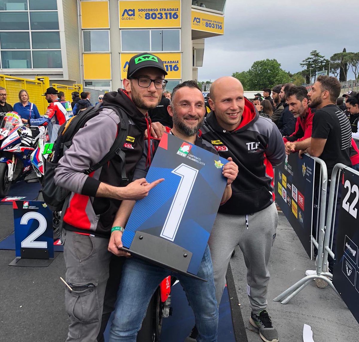 SimoSaltarelli's tweet photo. Gara 2 P3
Anche oggi a podio, siamo sempre sul pezzo!! Squadra fantastica, avanti così.
#tcfracingteam @dunlopmoto @yssitaly @caberghelmets @awa_racing @macnaridinggear @stylmartin_official https://t.co/CJHXmPxFGq
