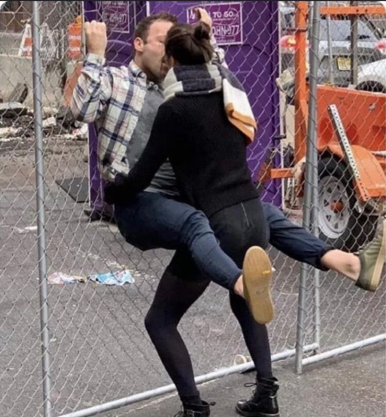 GordonGekko's tweet photo. How guys selling now kiss their girls. https://t.co/jeWDCbSRyz