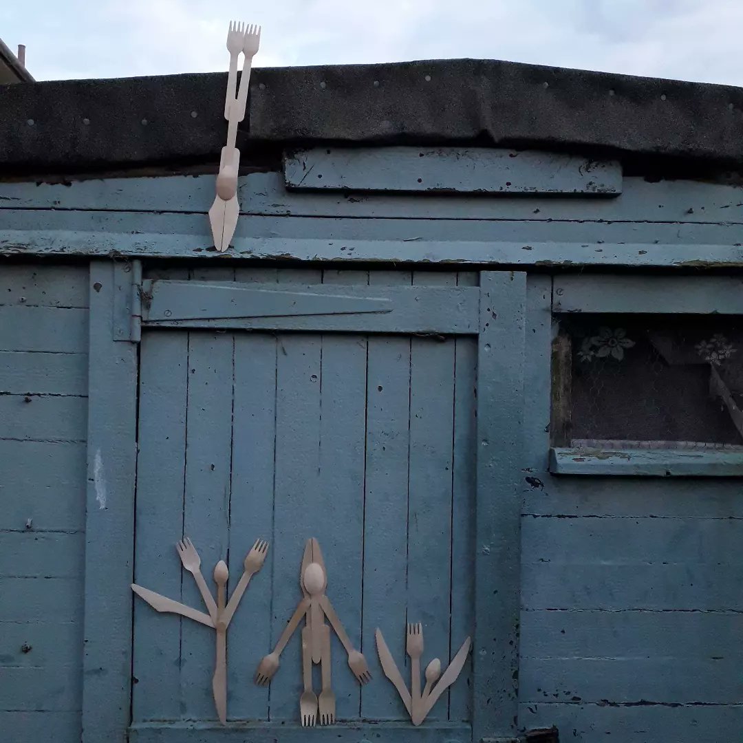 AteliersCortada's tweet photo. Sunny afternoon dancing and gardening with @frayed_edges_ . With a visit from @tomdaley dive-bombing in to say hello.
I can hear @craigrevel "Your hands are like spatulas darling!". More like wooden forks Craig.
#Cutlery #EdinburghGarden #FrayedEdges #FriendlyLocals https://t.co/c9I4AgVIUD