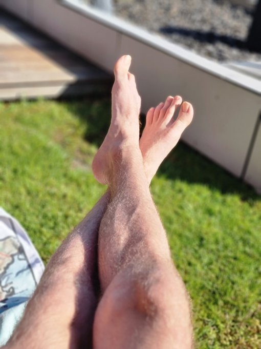 Slave_of_Alphas's tweet photo. @BadexOfficial ist ein geiler AlphaKing. Dieser junge Gott macht worauf er bock hat. Neben seinem perfekten Körper hat dieser Top auch noch geile Füße. Mal an diese geilen Treter zu kommen und sie zu schmecken ist ein Traum. Folgt diesem Gott und schickt ihm Geschenke. Traummann https://t.co/yZzZljEIS8
