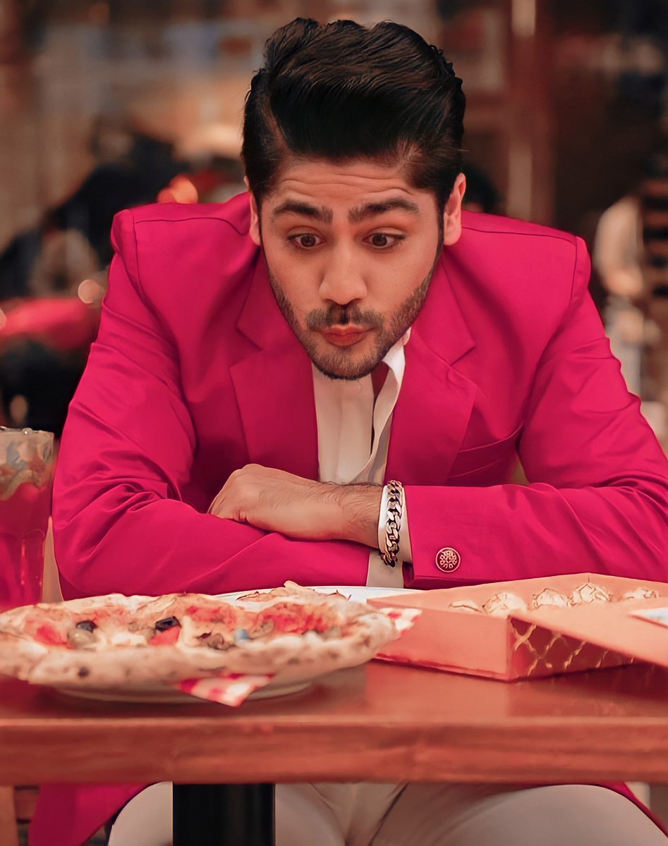 Shrishmeer_b's tweet photo. Pizza 🍕 ❤
.
.
#kapursahab #abhishekkapur #sameerluthra #shrishmeerrabi #kapurkinikita #kundalibhagya https://t.co/XgWIVDtksh