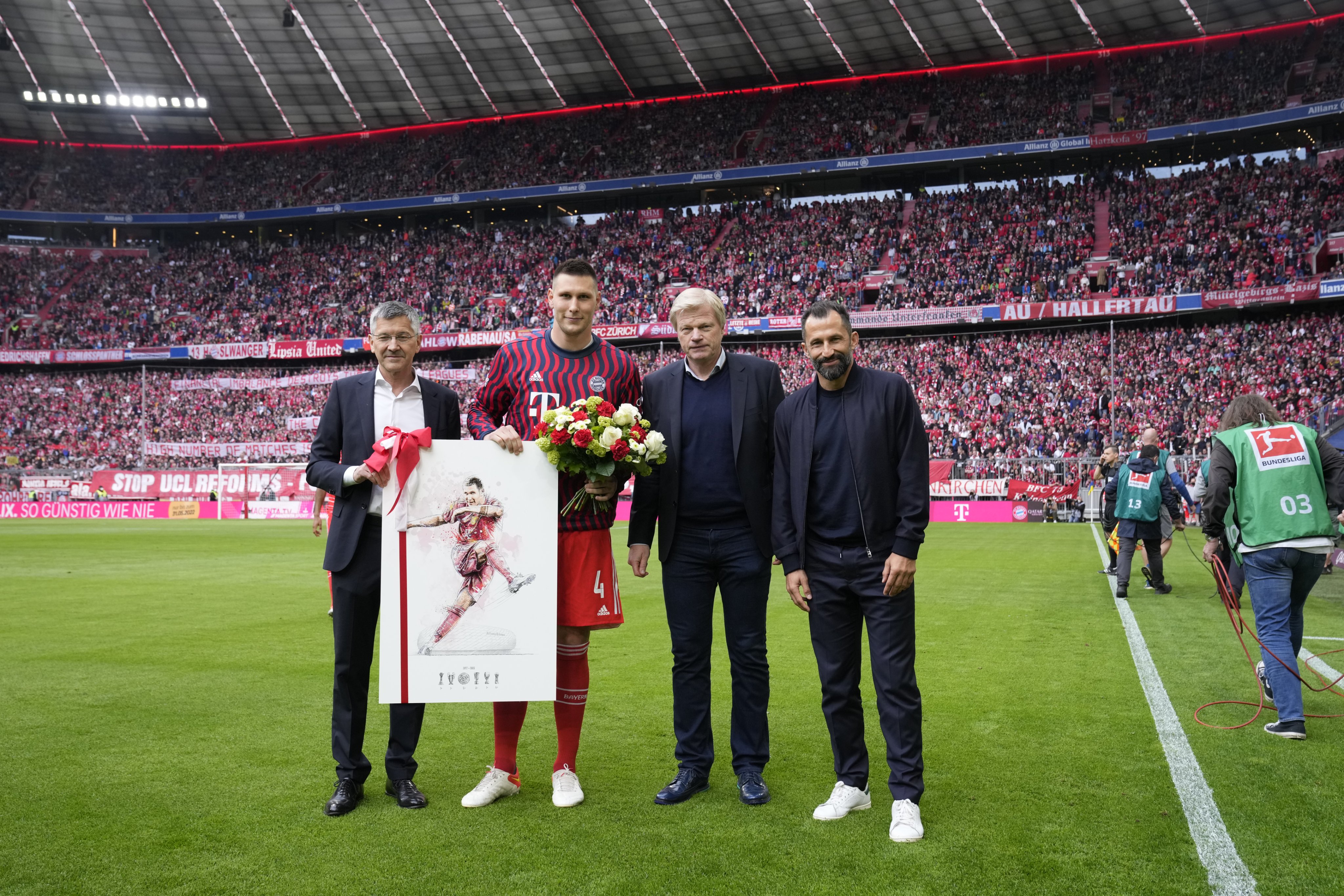FC Bayern Munich on Twitter: "An official farewell for Niklas Süle 💐 Thanks for everything, Niki! 👏 #MiaSanMia #FCBVfB https://t.co/3XmawQwrcA" / Twitter