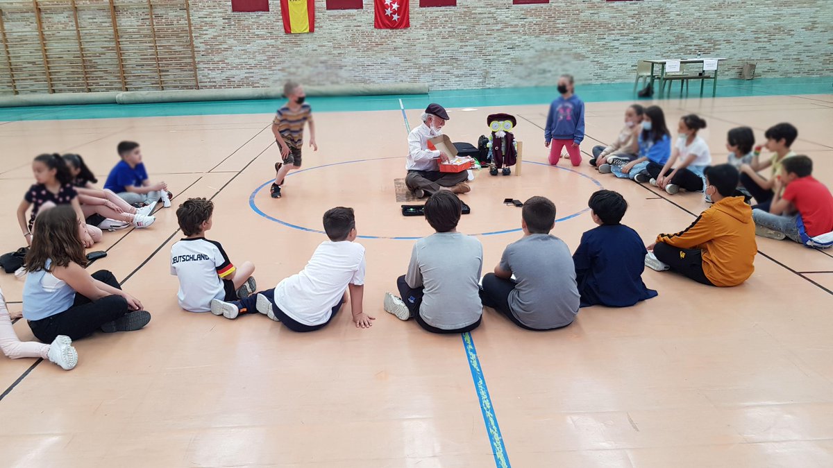 dulaci's tweet photo. Aportando un poco de STEAM
Esta mañana #CarlitosRobot participa nuevamente en #yincanastem2022. Gracias por la oportunidad a @joseangelpozo @CTIFMadridSur 
#plumayarroba #STEAM #STEAMPyA https://t.co/gbJvQOeFPx