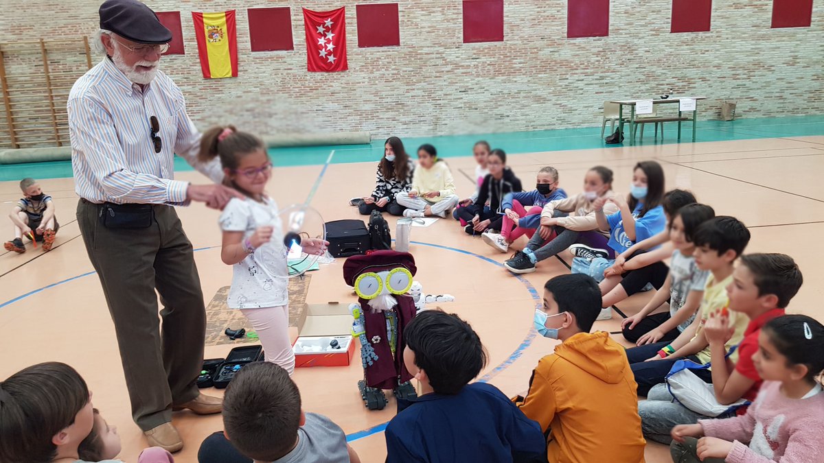 dulaci's tweet photo. Aportando un poco de STEAM
Esta mañana #CarlitosRobot participa nuevamente en #yincanastem2022. Gracias por la oportunidad a @joseangelpozo @CTIFMadridSur 
#plumayarroba #STEAM #STEAMPyA https://t.co/gbJvQOeFPx