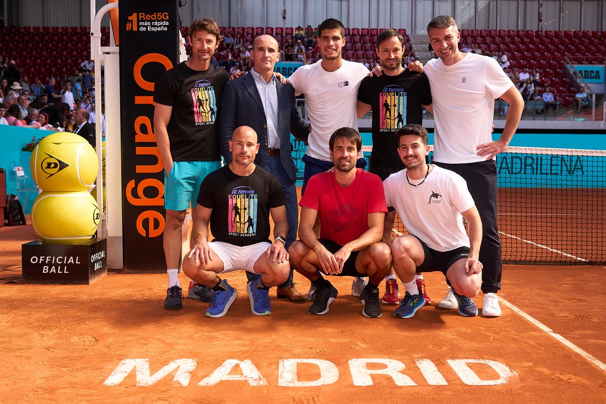 MutuaMadridOpen's tweet photo. Un deporte de equipo 👨‍👨‍👧‍👦

@alcarazcarlos03 | @ATPTour_ES | #MMOPEN https://t.co/3fdlXb8VeE