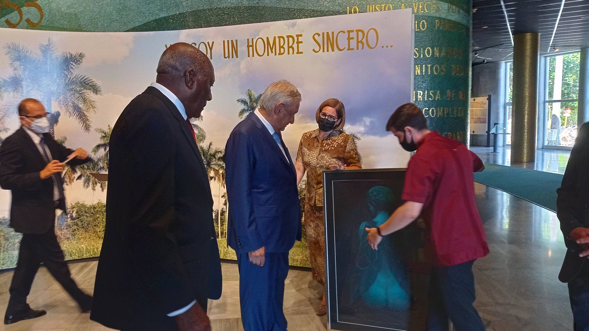 Cuando agradecí a Andrés Manuel López Obrador <a href="/lopezobrador_/">Andrés Manuel</a> Presidente de los Estados Unidos Mexicanos, por su osadía y voluntad, su apoyo eterno a mi país... Me puso la mano en el hombro y me dijo: "Amor con Amor se paga." 🇨🇺❤️🇲🇽