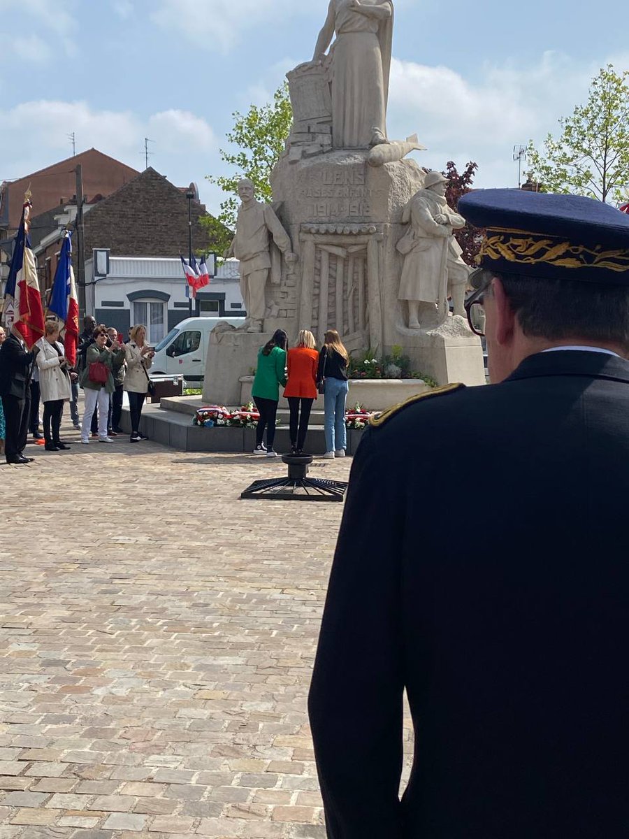AgnesRunacher's tweet photo. À #Lens, commémoration du #8mai1945. La guerre aux portes de l’Europe et notre Histoire nous rappellent combien la paix est fragile. Ceux qui ont donné leur vie, comme ceux qui se sont battus pour construire l’Europe de la paix, nous obligent.
Soyons dignes de leur héritage ! https://t.co/hSvBtNq7qO