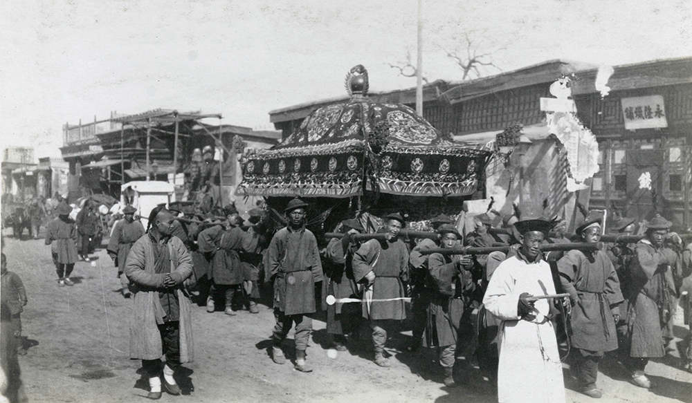 vischina's tweet photo. Grand funeral procession, Beijing, 1905
Ruxton Family Collection
Penelope Fowler
Ru02-56
https://t.co/mtTURRNmRg
#beijing #peking #streetscene #chinesehistory #procession #funeralprocession #chinesecustom #chineseculture #beijinghistory #chineseclothing #historyinpictures https://t.co/pwvLNluBqx