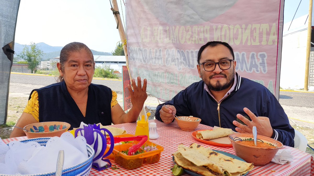 SesulBolanos's tweet photo. Me encuentro en San Pedro y San Pablo Teposcolula en compañía de la presidenta Brígida Santiago Hernández, en medio de un desayuno como se sirve en nuestro hermoso estado, con tortillas de mano y guisos con sabor de casa. https://t.co/1q9BnlCHt6