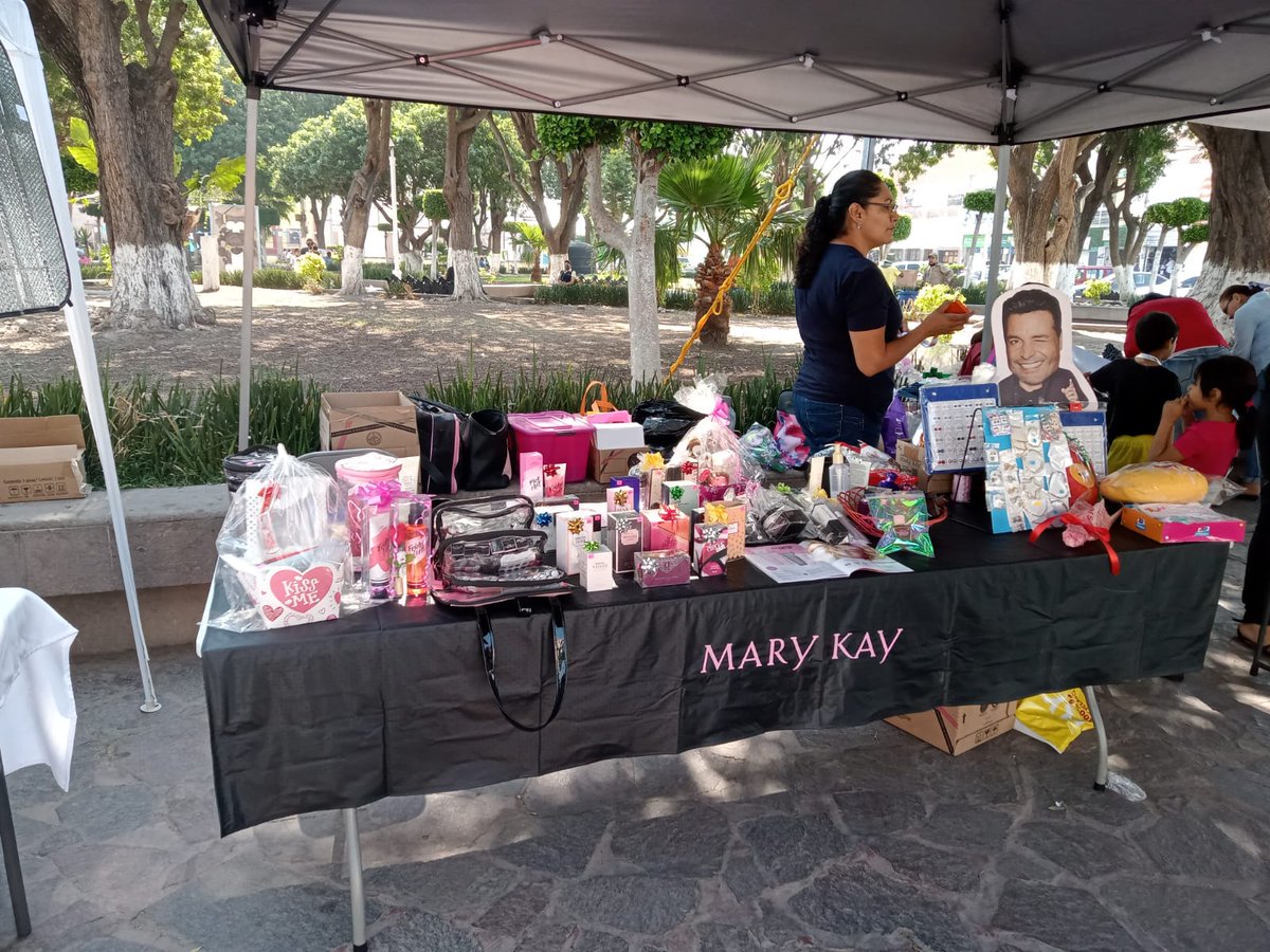 MunicipioSGS's tweet photo. #Visiten el jardín principal de #SoledaddeGracianoSánchez a disfrutar de un domingo en familia.... Esta la Expo Autoempleo Emprendedoras donde podrás encontrar de diversos artículos y además podrán disfrutar de buena música... 💚 https://t.co/fUq0e937YP
