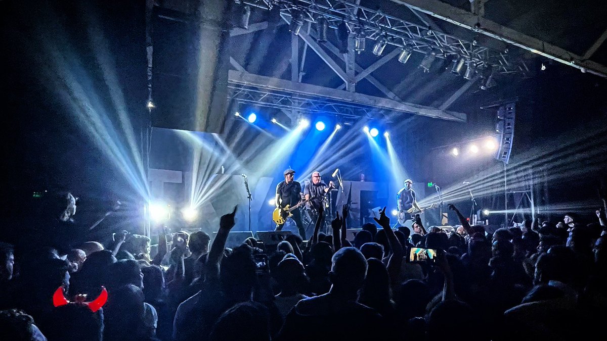 josemacaraballo's tweet photo. Anoche no saqué fotos, me dediqué a disfrutar el show de @TrotskyVengaran y fue HERMOSO! Además canté (grité) las canciones, @llamaradadiaz me prestó #LaProcesion, me encontré gente amiga que le dio pa’ delante al canal, hasta POGO metí y perdí un champion, pero lo recuperé! ⚡️🤘🏼 https://t.co/XEVsbJlvBy