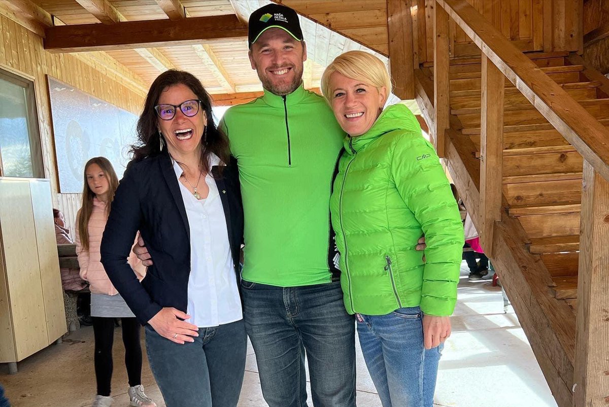 V Naši deželi bomo s pogumom, spoštovanjem, solidarnostjo in srčnim povezovanjem ljudi iz vseh slovenskih dežel skrbeli za iskreno, transparentno delovanje in povezovanje in s tem povrnili zaupanje ljudi v politiko. 💚 

#NasaDezela  #zaLjudi #zaNaslednjih30let #ZaSlovenijo